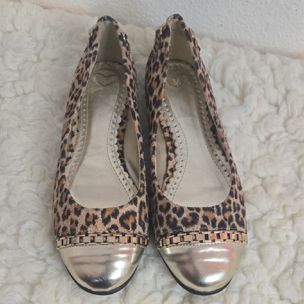 Chic Leopard Print Flats with Metallic Toe